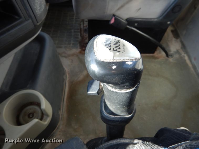 image for item JI9294 2004 Volvo VN  semi truck