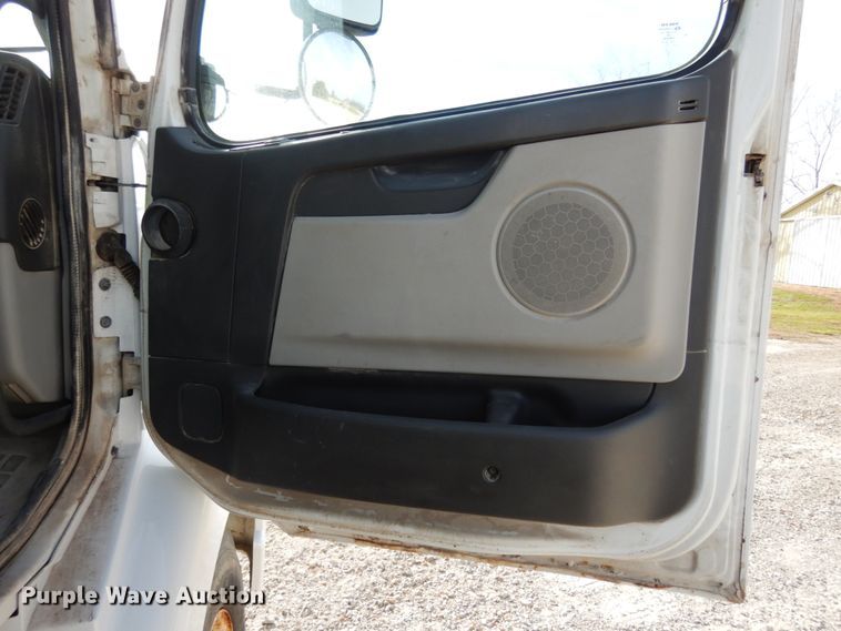 image for item JI9294 2004 Volvo VN  semi truck