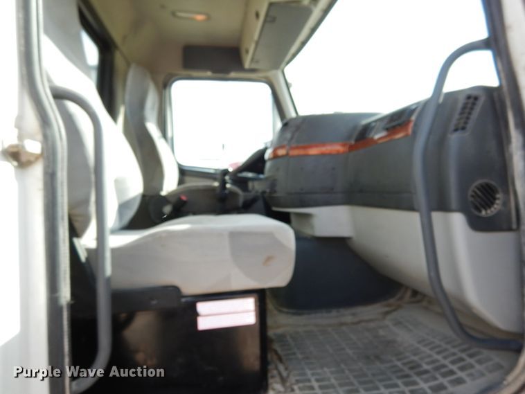 image for item JI9294 2004 Volvo VN  semi truck