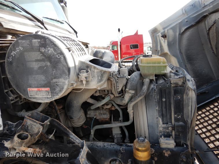 image for item JI9294 2004 Volvo VN  semi truck