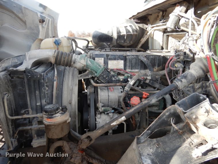 image for item JI9294 2004 Volvo VN  semi truck