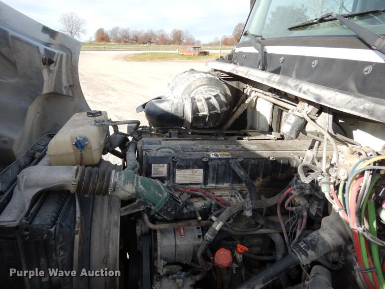 image for item JI9294 2004 Volvo VN  semi truck