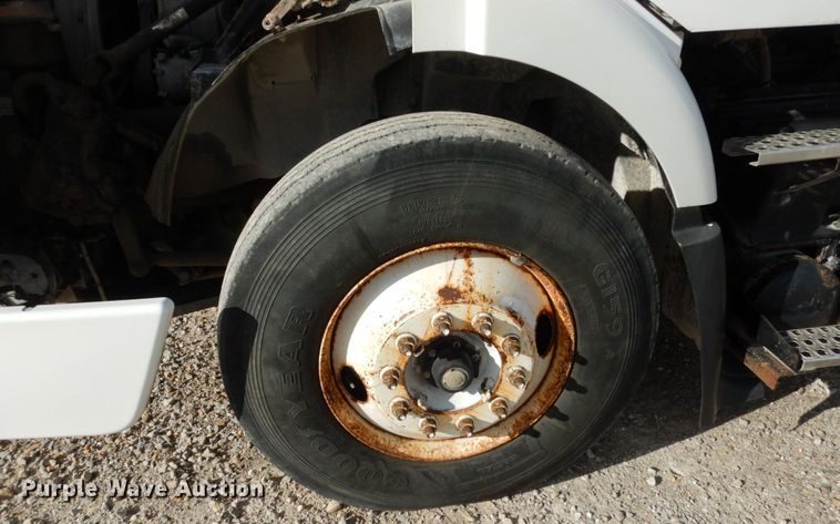 image for item JI9294 2004 Volvo VN  semi truck