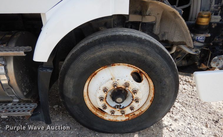 image for item JI9294 2004 Volvo VN  semi truck