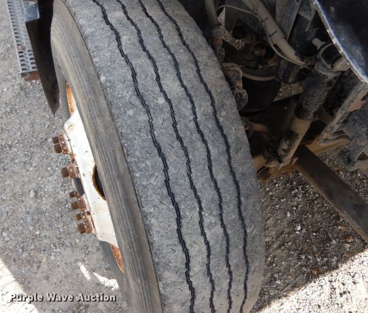 image for item JI9294 2004 Volvo VN  semi truck