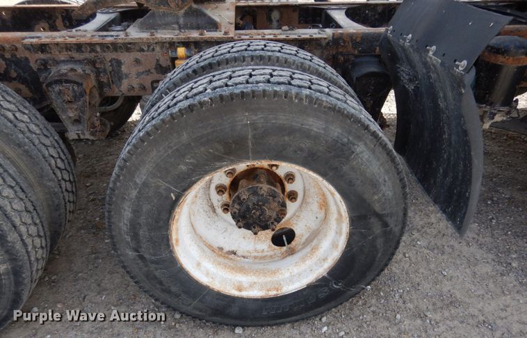 image for item JI9294 2004 Volvo VN  semi truck