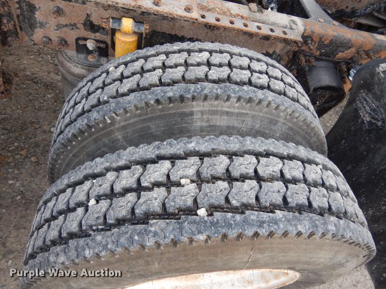 image for item JI9294 2004 Volvo VN  semi truck