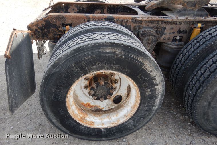 image for item JI9294 2004 Volvo VN  semi truck