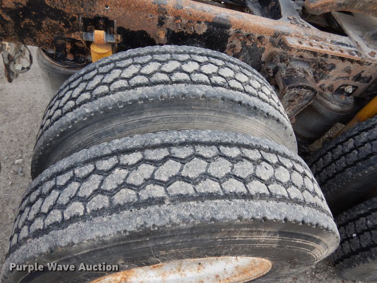 image for item JI9294 2004 Volvo VN  semi truck