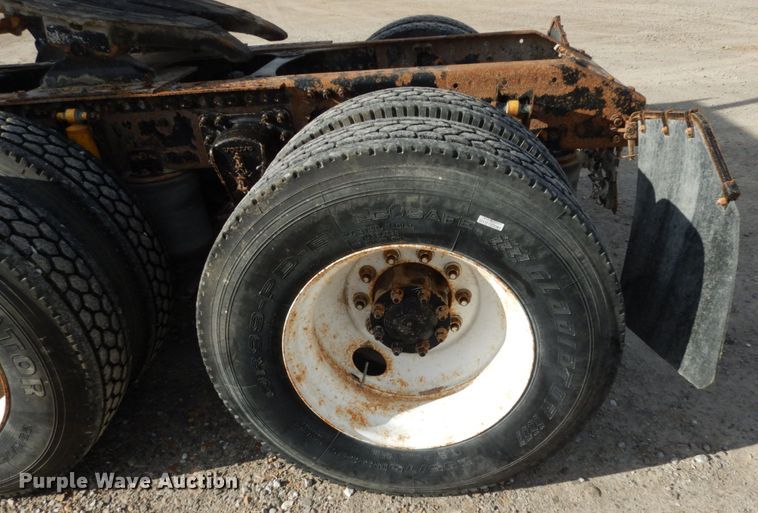 image for item JI9294 2004 Volvo VN  semi truck