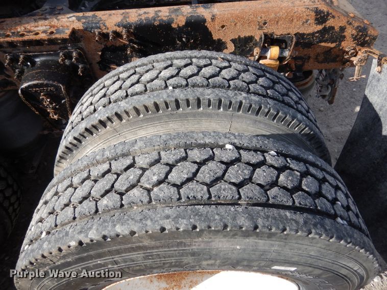 image for item JI9294 2004 Volvo VN  semi truck