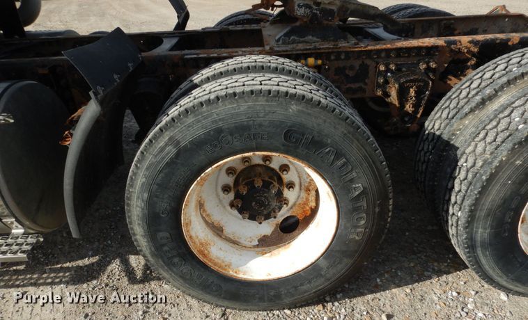 image for item JI9294 2004 Volvo VN  semi truck