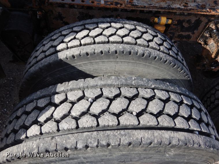 image for item JI9294 2004 Volvo VN  semi truck