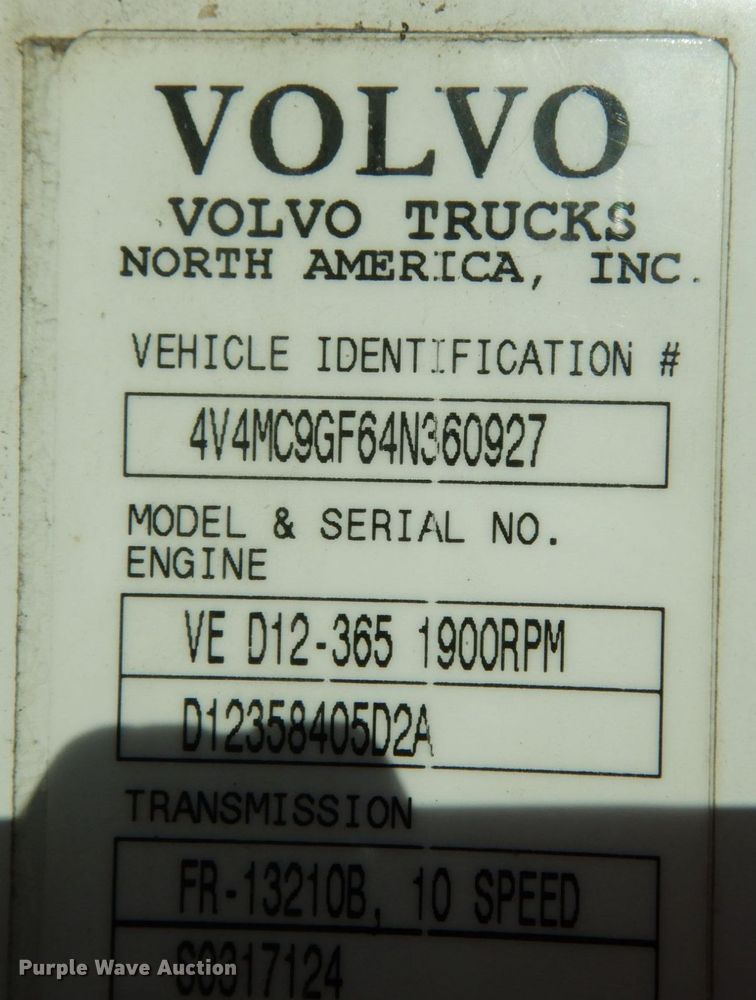 image for item JI9294 2004 Volvo VN  semi truck