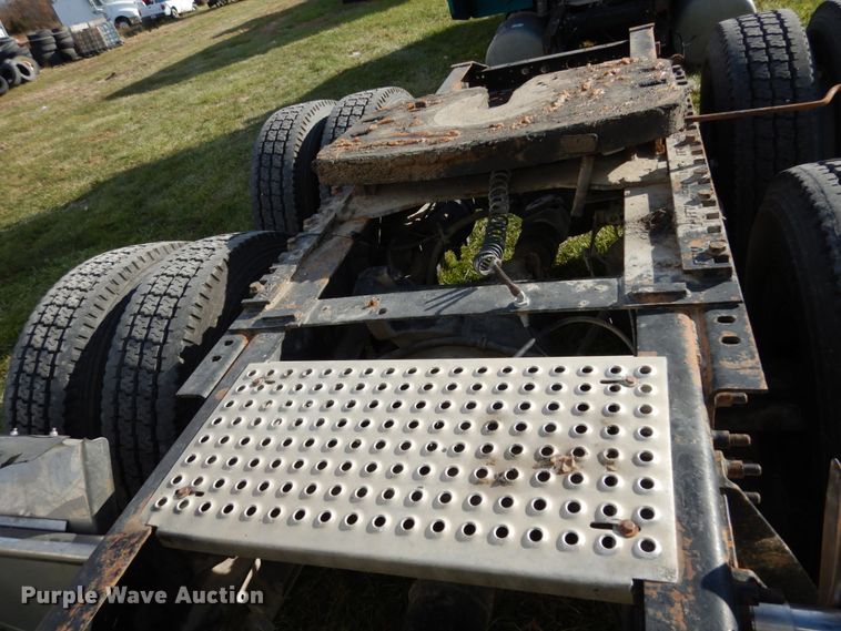 image for item JI9295 2005 International 9400i  semi truck