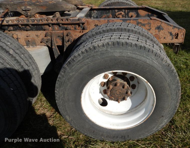 image for item JI9295 2005 International 9400i  semi truck