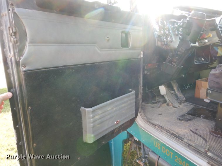 image for item JI9296 1998 Peterbilt 379  semi truck