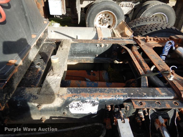 image for item JI9297 1997 International 9300  semi truck