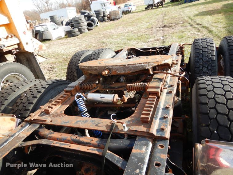 image for item JI9297 1997 International 9300  semi truck