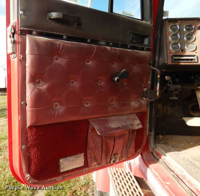 image for item JI9297 1997 International 9300  semi truck