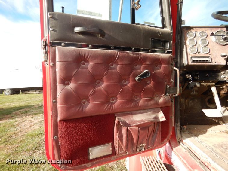 image for item JI9297 1997 International 9300  semi truck