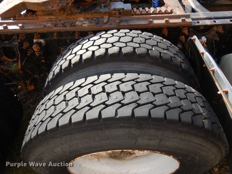 image for item JI9297 1997 International 9300  semi truck