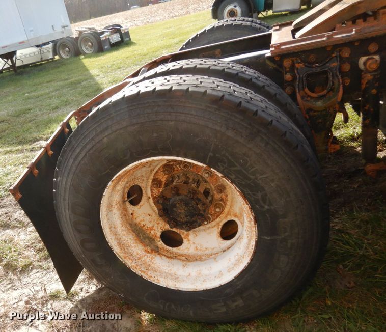 image for item JI9297 1997 International 9300  semi truck