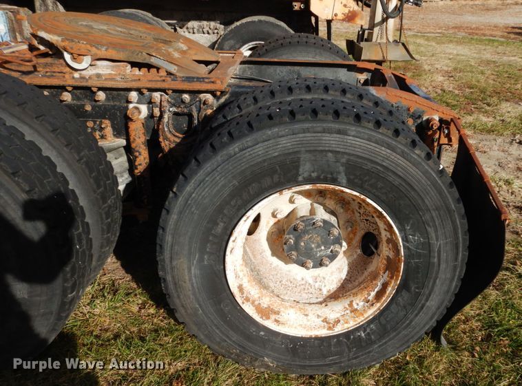 image for item JI9297 1997 International 9300  semi truck