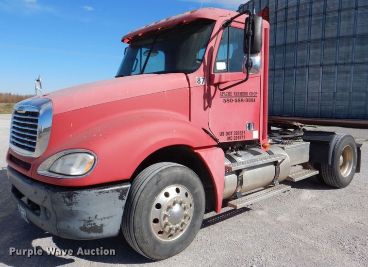 image for item JS9771 2006 Freightliner Columbia  semi truck