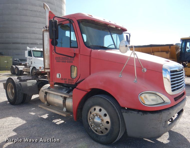 image for item JS9771 2006 Freightliner Columbia  semi truck