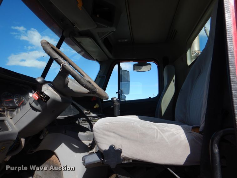 image for item JS9771 2006 Freightliner Columbia  semi truck