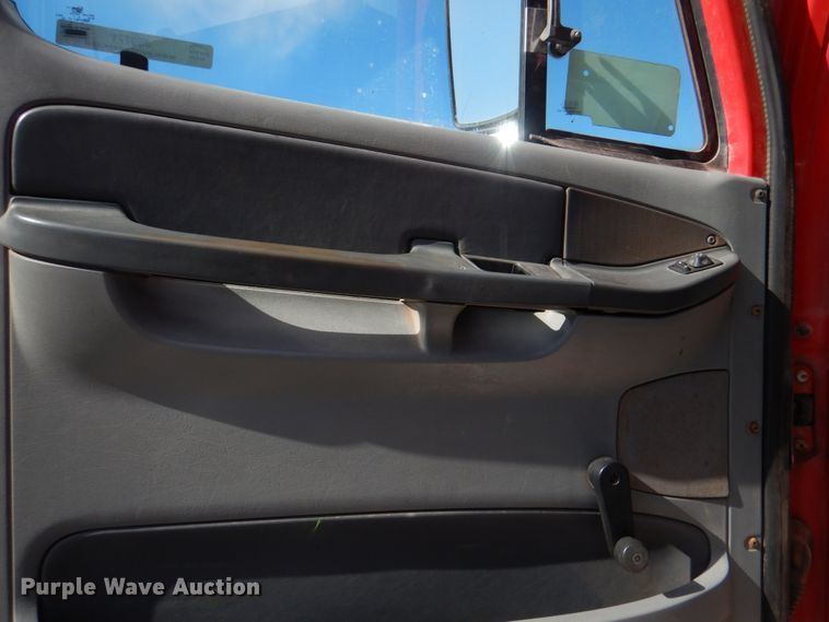 image for item JS9771 2006 Freightliner Columbia  semi truck