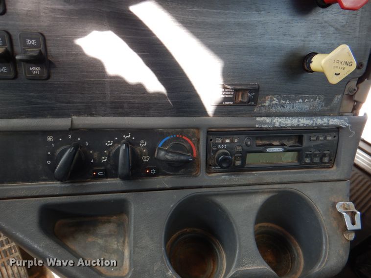 image for item JS9771 2006 Freightliner Columbia  semi truck