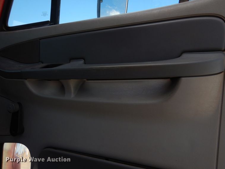 image for item JS9771 2006 Freightliner Columbia  semi truck