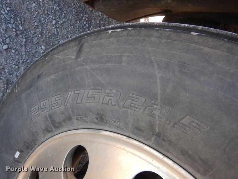 image for item JS9771 2006 Freightliner Columbia  semi truck