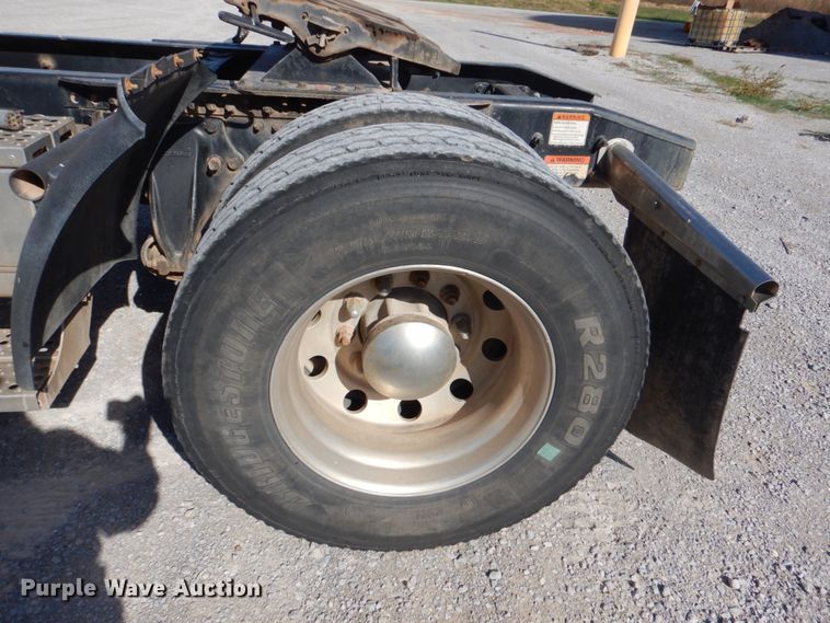 image for item JS9771 2006 Freightliner Columbia  semi truck