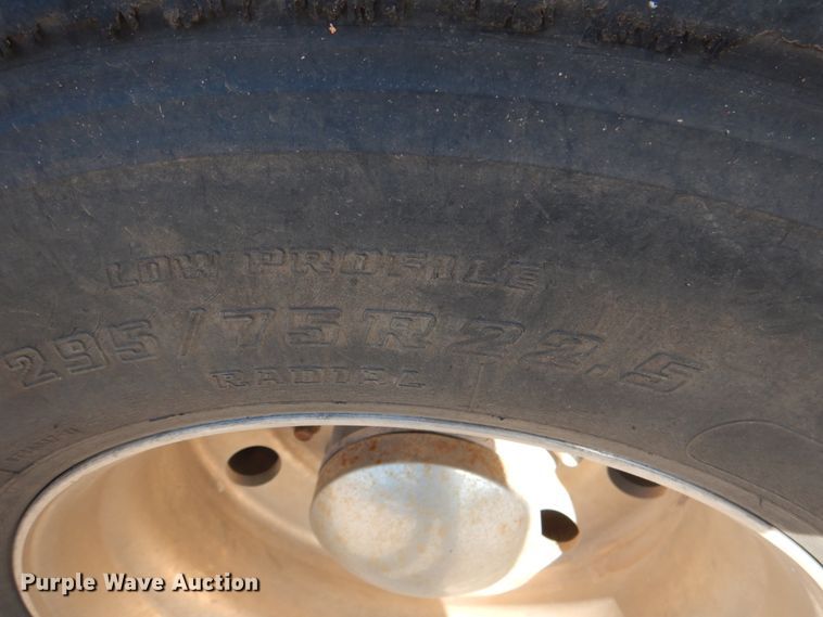 image for item JS9771 2006 Freightliner Columbia  semi truck