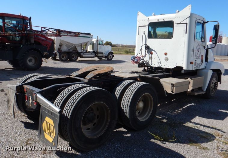 image for item JS9772 2000 Freightliner Century Class  semi truck