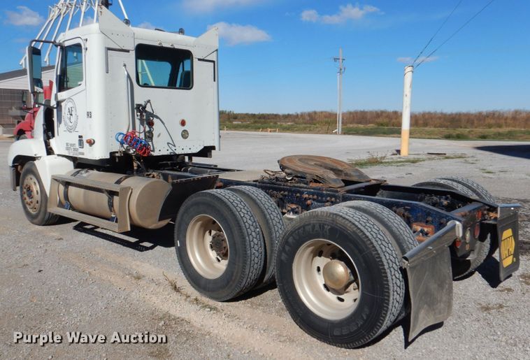 image for item JS9772 2000 Freightliner Century Class  semi truck