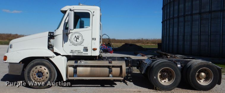 image for item JS9772 2000 Freightliner Century Class  semi truck