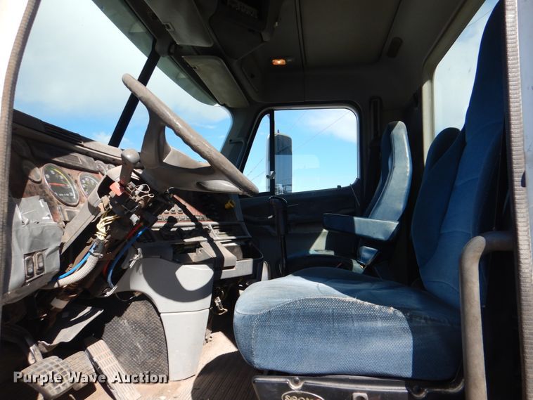 image for item JS9772 2000 Freightliner Century Class  semi truck