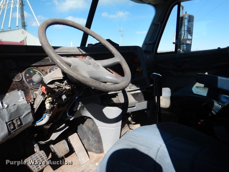 image for item JS9772 2000 Freightliner Century Class  semi truck