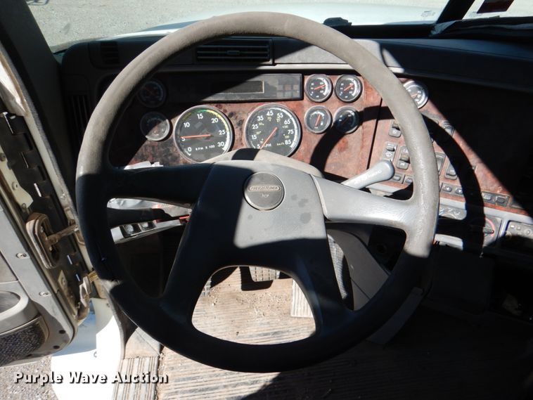 image for item JS9772 2000 Freightliner Century Class  semi truck