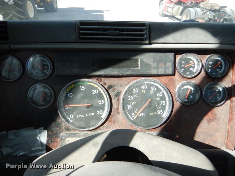 image for item JS9772 2000 Freightliner Century Class  semi truck