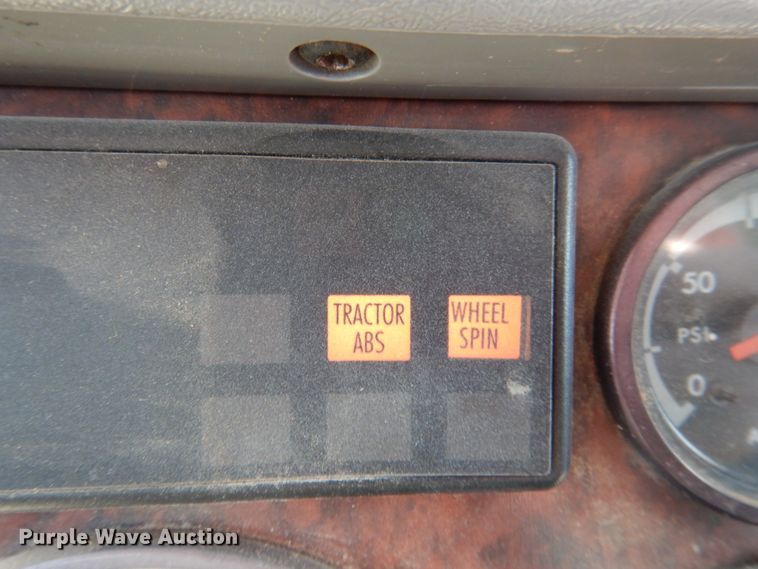 image for item JS9772 2000 Freightliner Century Class  semi truck