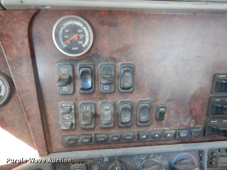 image for item JS9772 2000 Freightliner Century Class  semi truck