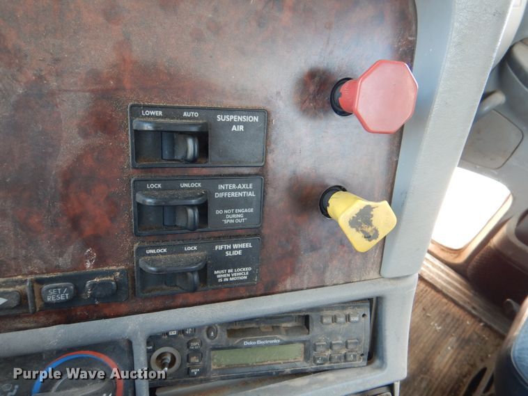 image for item JS9772 2000 Freightliner Century Class  semi truck