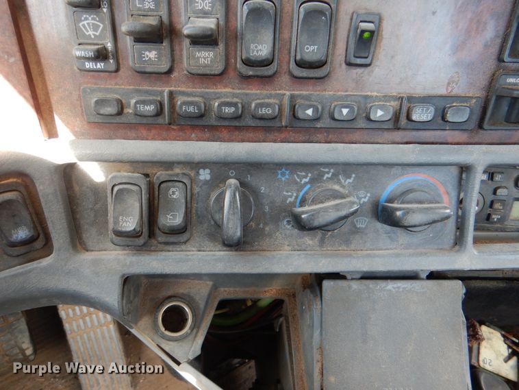 image for item JS9772 2000 Freightliner Century Class  semi truck