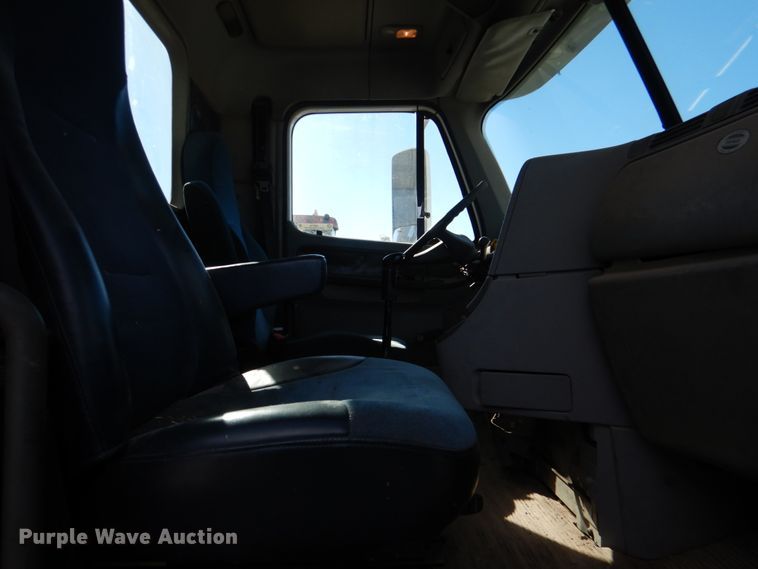 image for item JS9772 2000 Freightliner Century Class  semi truck