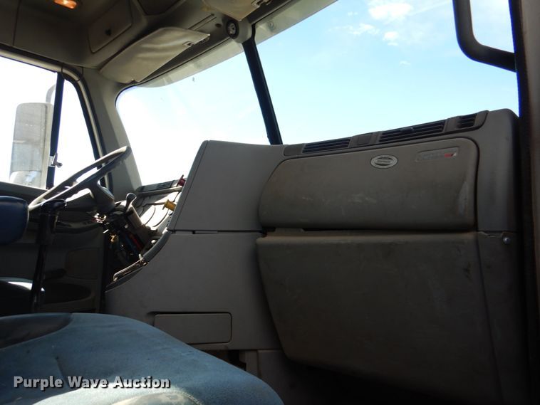 image for item JS9772 2000 Freightliner Century Class  semi truck